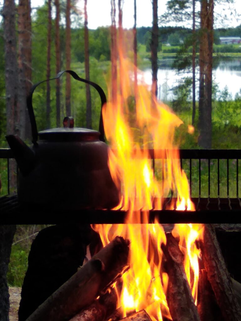 Ulkotuli ja kahvipannu laavulla